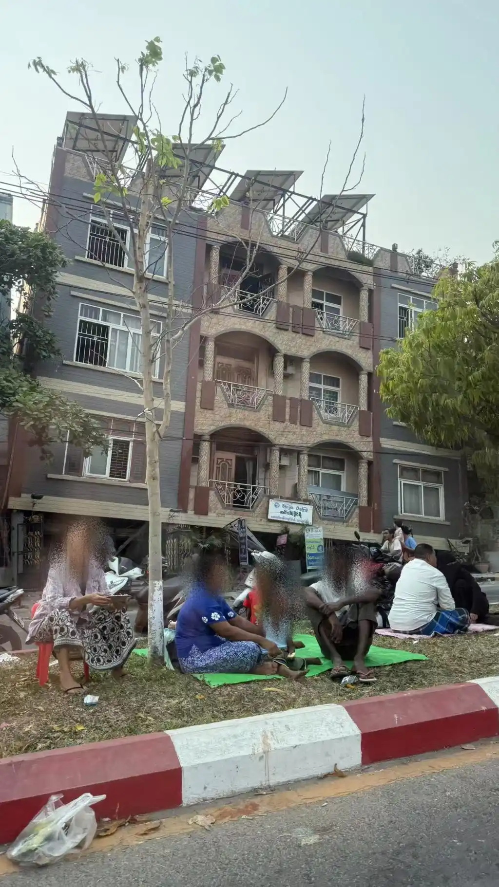 地震后居民露宿街头